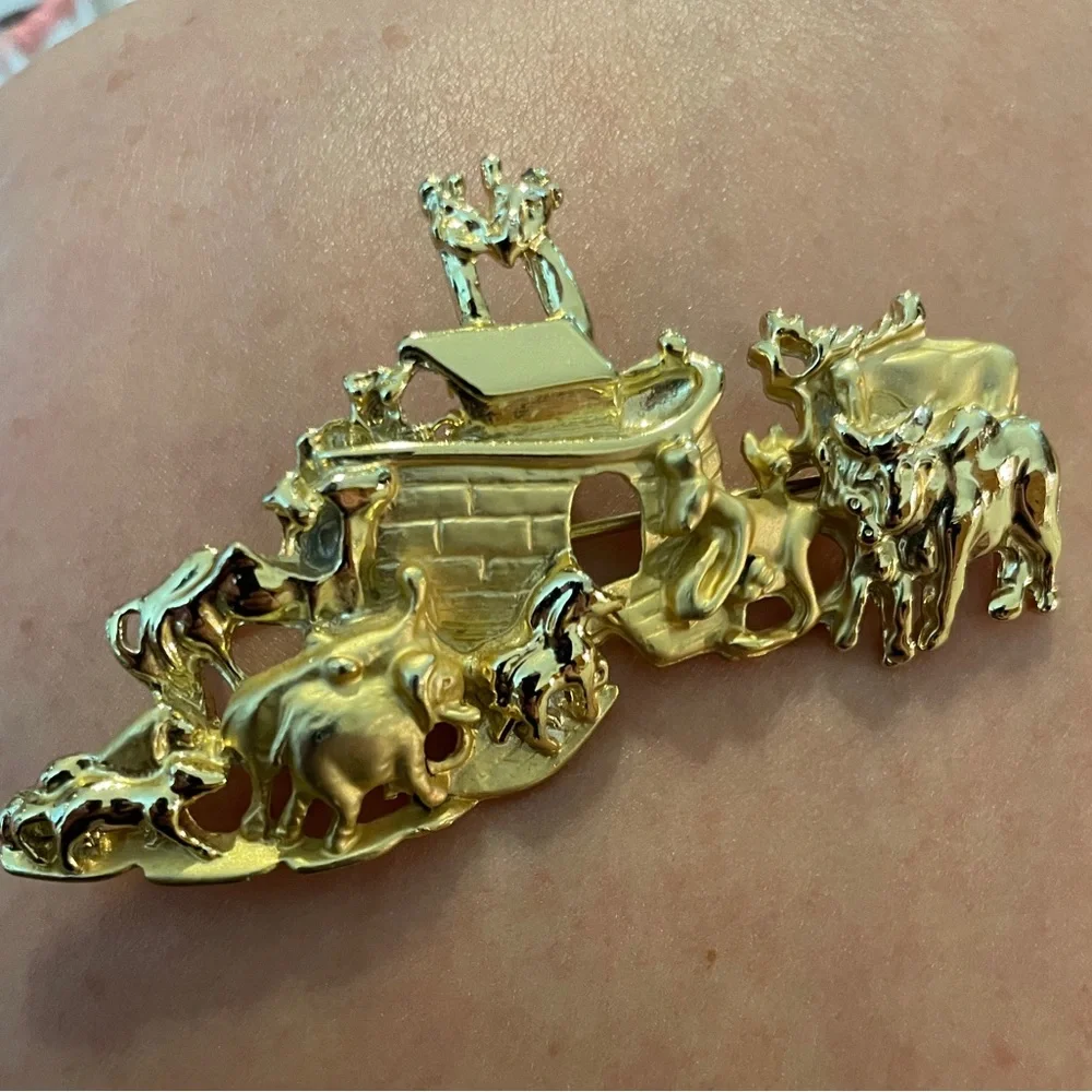 AJC Vintage Noah's Ark Brooch Pin - Picture 3 of 4